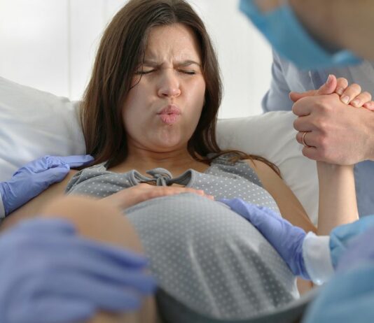 Presswehen schieben dein Baby durch den Geburtskanal nach unten.