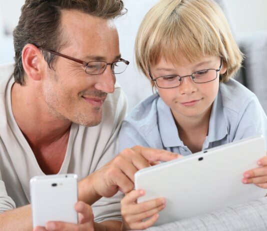 Entdecke 5 Tipps, um deine Kinder in der digitalen Welt zu schützen.