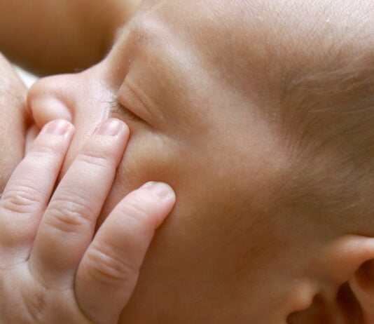 Wenn du Durchfall beim Stillen hast, kann dein Baby sich nicht über die Muttermilch anstecken.