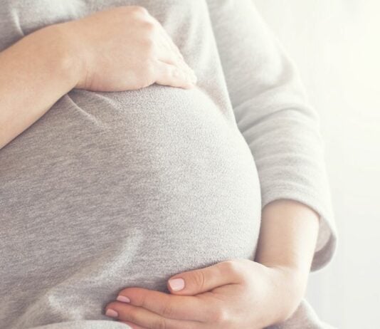 Die Entscheidung, ob das Baby durch einen Kaiserschnitt oder eine normale Geburt auf die Welt kommt, liegt grundsätzlich bei der werdenden Mama.