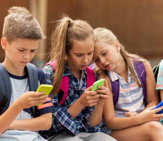 Fluch und Segen zugleich – Smartphones sind auch aus dem Kinderalltag nicht mehr wegzudenken.