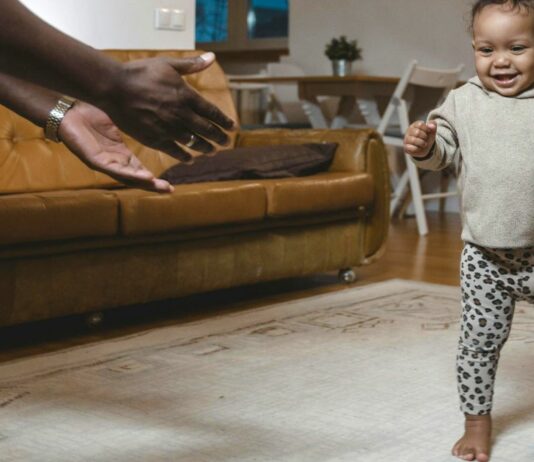 Baby läuft jemandem in die Arme