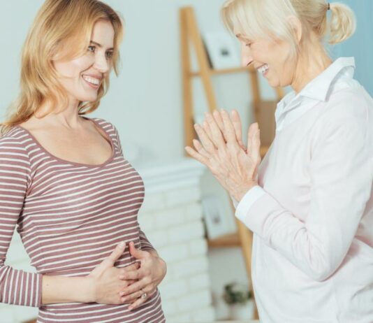 Die Schwiegermutter freut sich wohl sehr über ihren Enkel - nur missachtet sie die Wünsche der Mutter.