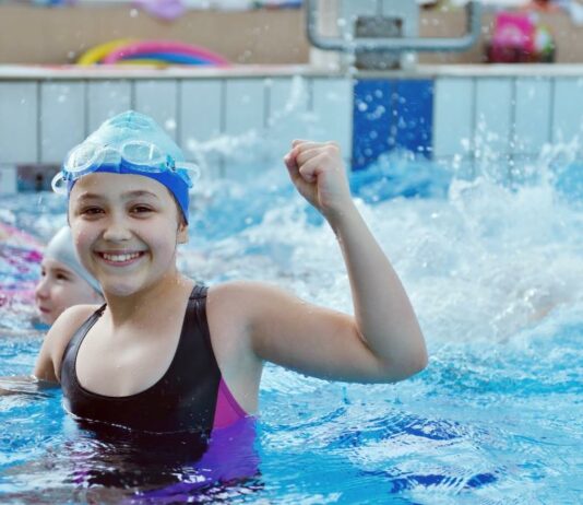 Geschafft! Das "Seepferdchen" ist das erste Schwimmabzeichen, das Kinder mächtig stolz macht!