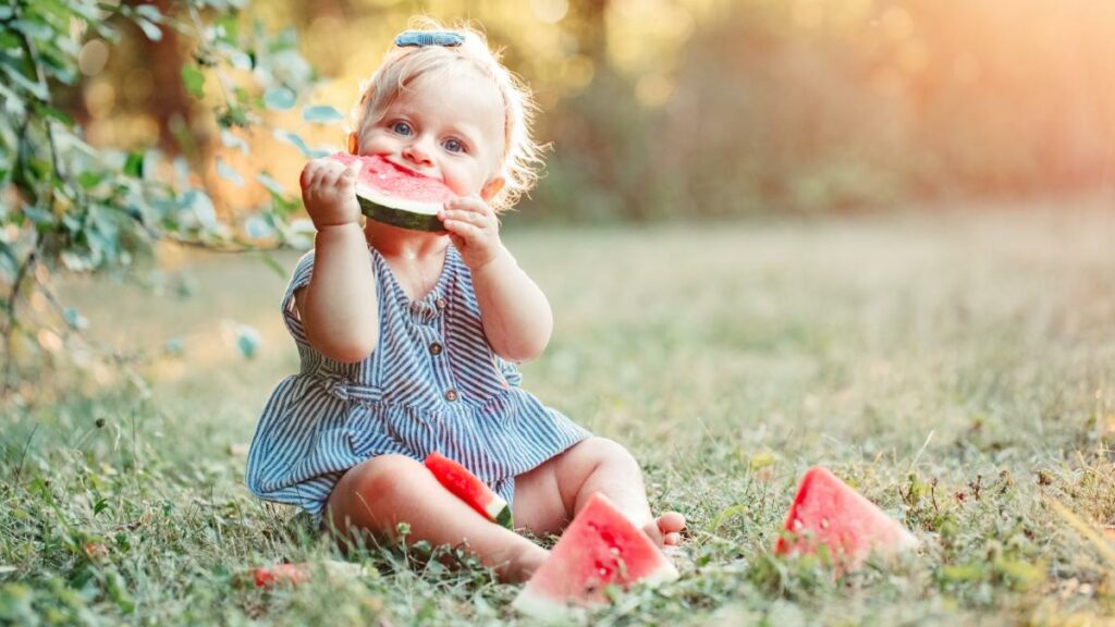 8 erfrischende Snacks für Babys und Kleinkinder an heißen Sommertagen