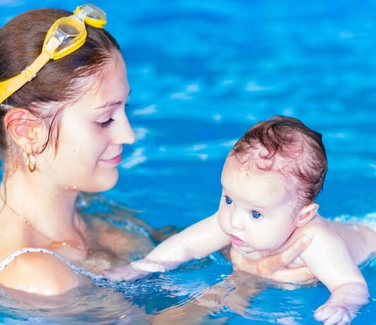 Tipps für den ersten Freibadbesuch mit deinem Baby: Was du über Sonnenschutz, Chlorverträglichkeit und sichere Badezeiten wissen solltest