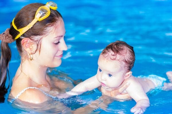 Tipps für den ersten Freibadbesuch mit deinem Baby: Was du über Sonnenschutz, Chlorverträglichkeit und sichere Badezeiten wissen solltest