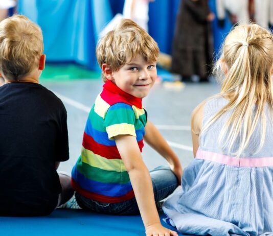 Die Einschulung ist ein großer Tag, den wir für immer festhalten wollen. Aber wie ist das eigentlich rechtlich, wenn andere Kinder auf den Bildern sind?