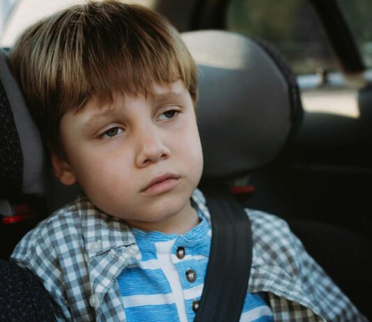 Ein Vater ließ seinen dreijährigen Sohn allein im Auto sitzen.