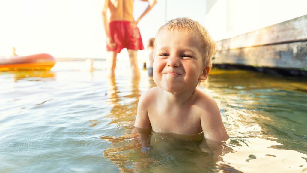 Mein Kind hat Wasser aus dem Badesee getrunken – was jetzt?