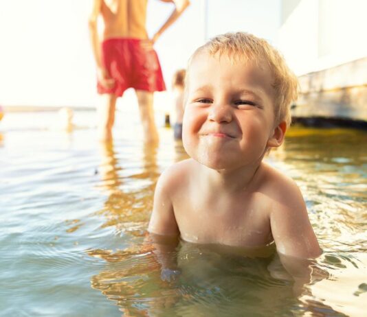 Das Wasser schmeckt komisch, Mama!