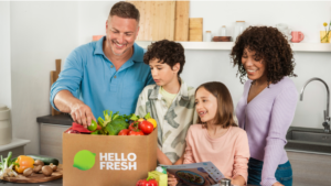 Familie kocht mit einer Kochbox von HelloFresh