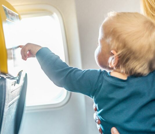 Mit Kindern im Flieger kann es zu stressigen Situationen kommen.