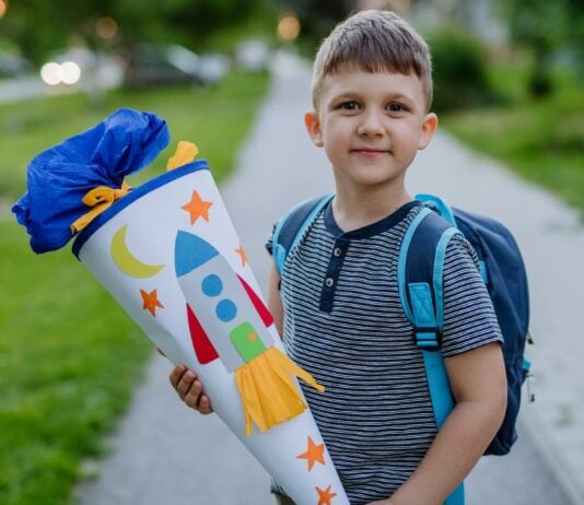 Endlich ist der erste Schultag da. Da darf natürlich auch eine bunte Schultüte nicht fehlen.