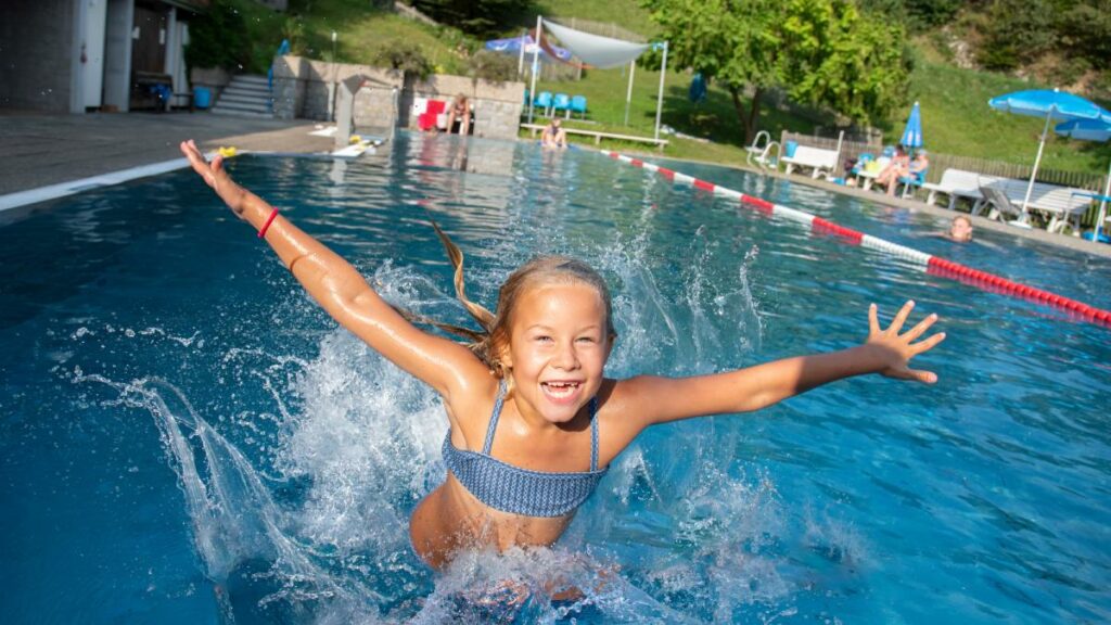 Schwimmbad macht Ernst: Eltern kleben am Smartphone – und fliegen raus