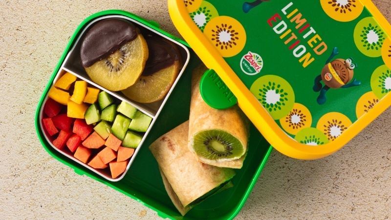 Snackbox mit Frischkäse-Kiwi-Wrap