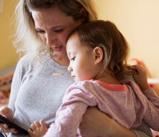 Völlig entnervt: Mama Tine hat uns ihren Frust über Mama-Chatgruppen von der Seele geschrieben.