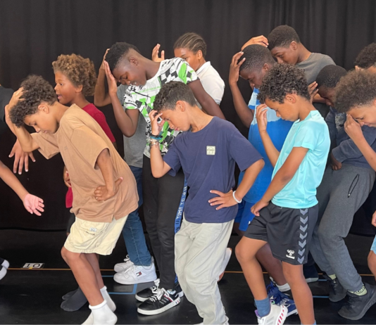 Kinder bei den Tanzproben zum Michal Jackson Musical.