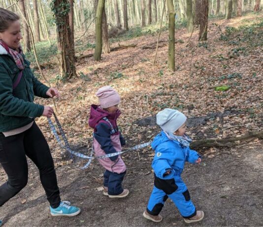 Keine Sorge, die Kinder sind nur angeleint, weil hier Pferdchen spielen gerade ganz hoch im Kurs ist. ;-)