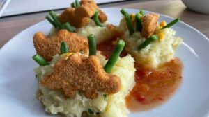 Leckeres Rezept für Kinder: Die Dino-Safari mit Kartoffelpüree, Bohnen und Nuggets.