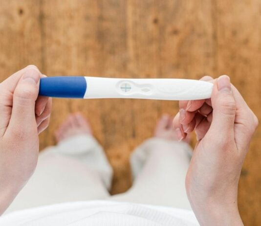 Noch bevor die Periode ausbleibt zeigen sich bei manchen Frauen schon erste Schwangerschaftsanzeichen.