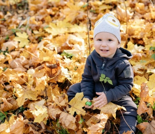 Für ausgelassenes Spielen im Herbst ist Vitamin D besonders wichtig.