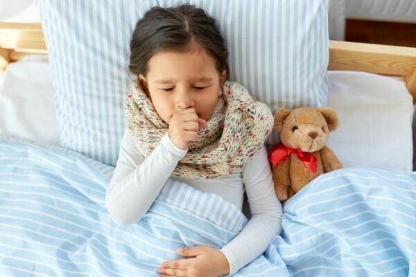 Typisch bei einer Infektion mit Mykoplasmen bei Kindern ist anhaltender, trockener Reizhusten.