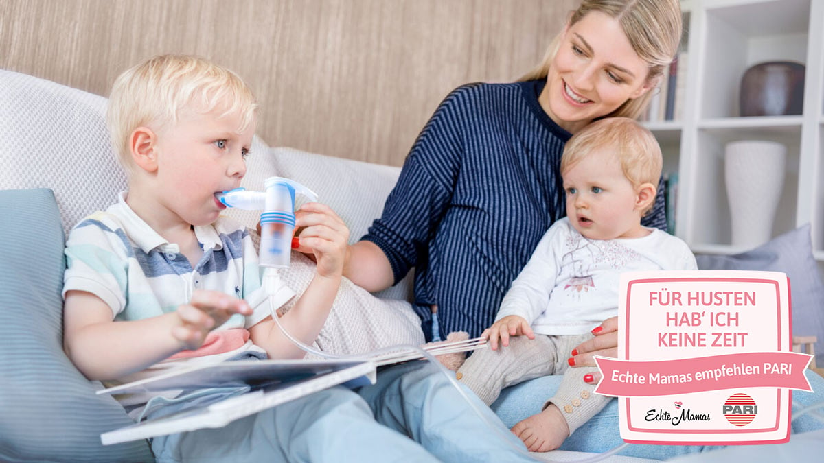 Junge inhaliert mit dem PARI Inhalationsgerät.