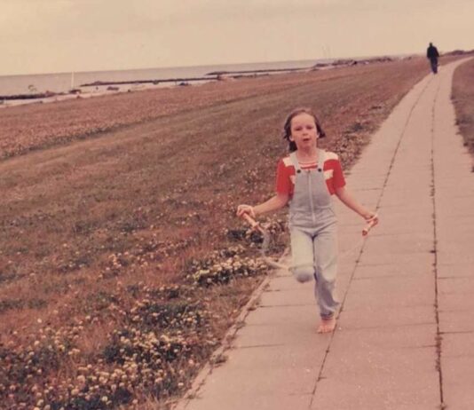 Symbolbild aus meiner Kindheit: Am Horizont läuft mein Papa, meine Eltern hatten sich mal wieder gestritten, und ich durfte hin- und herlaufend vermitteln. Foto: privat