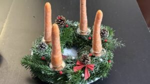 Der Wichtel hat die Kerzen vom Adventskranz gemopst - und gegen Möhren getauscht.