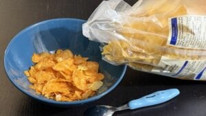 Der Wichtel hat die Cornflakes heimlich gegen Chips getauscht.