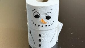 Ein Schneemann der garantiert nicht schmilzt, ist eine der niedlichen Wichtel Schabernack Ideen.