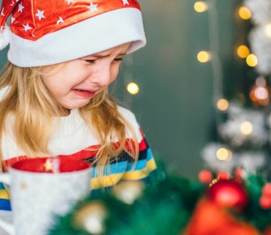 Maries Tochter ist traurig, dass ihre Lehrerin ihr den Glauben an den Weihnachtsmann genommen hat.