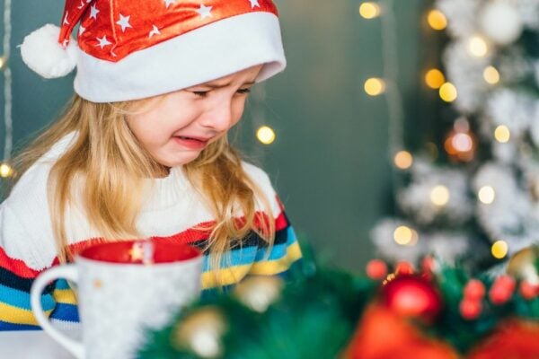 Maries Tochter ist traurig, dass ihre Lehrerin ihr den Glauben an den Weihnachtsmann genommen hat.