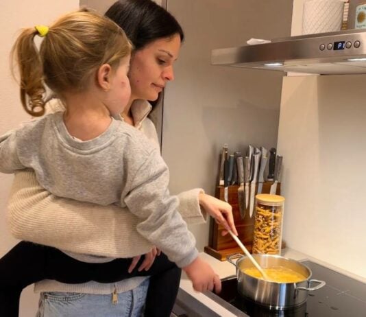 Sarah, eine Mama aus unserer Community, versucht ihre Tochter so oft es geht beim Kochen einzubinden.