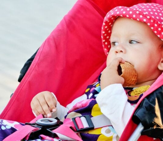 Symbolbild: Simone erzählt, wie ihre Tochter als Kleinkind ständig Snacks von ihrem Papa bekam - und welche Auswirkungen das hatte. Foto: Bigstock