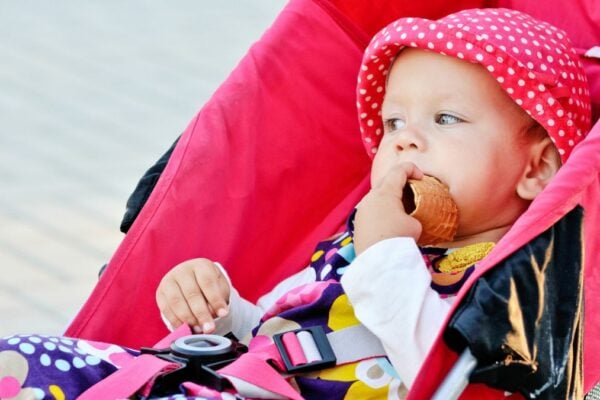 Symbolbild: Simone erzählt, wie ihre Tochter als Kleinkind ständig Snacks von ihrem Papa bekam - und welche Auswirkungen das hatte. Foto: Bigstock