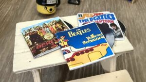 Wichtel-Zubehör für Beatles-Fans: die niedichen Schallplatten im Miniatur-Format.