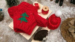 Auch einen kleinen Weihnachtspulli kann der Wichtel sich mit diesem Zubehör stricken