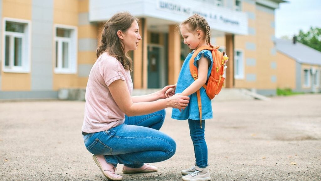 Eltern überfordern Kinder: Expertin erklärt Gründe & Warnzeichen