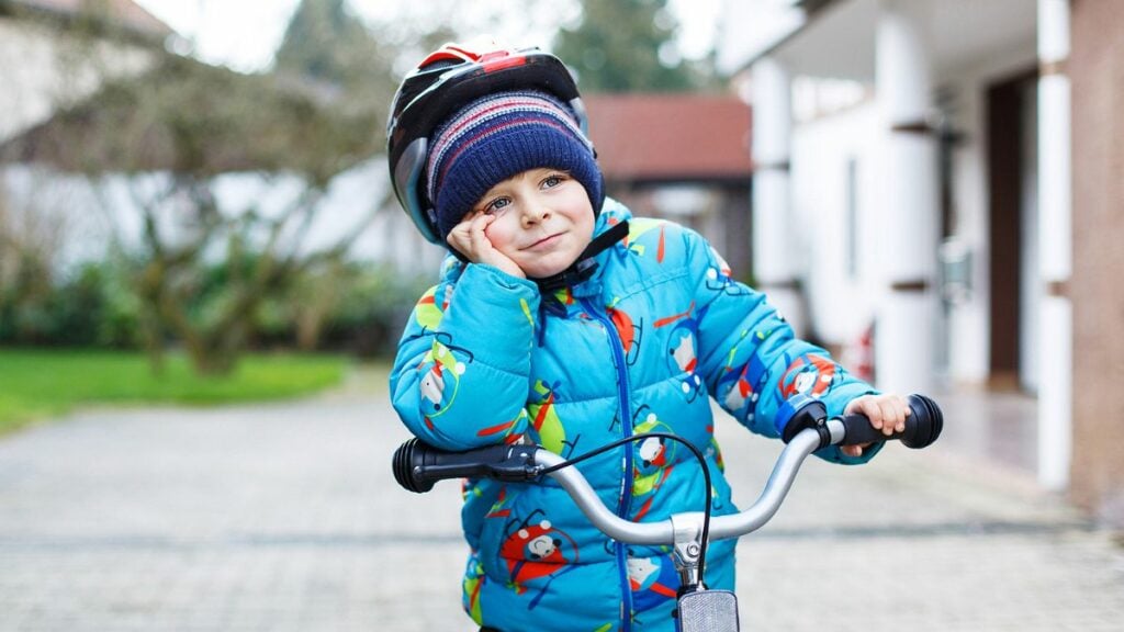 Mütze unter dem Fahrradhelm: Ist das wirklich gefährlich?