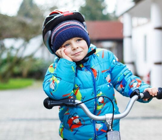 Hier sieht man direkt, dass die dicke Mütze unter dem Fahrradhelm keine gute Idee ist.