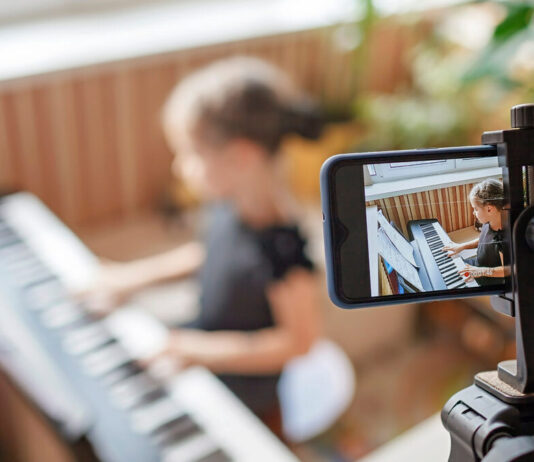 Family-Influencer: Wenn Kinder vor der Kamera arbeiten, bewegen sich Familien in rechtlichen Grauzonen. Foto: Adobe Stock