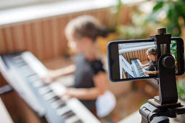 Family-Influencer: Wenn Kinder vor der Kamera arbeiten, bewegen sich Familien in rechtlichen Grauzonen. Foto: Adobe Stock