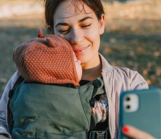 Kinderrechtsaktivistin plädiert dafür, "keine Kinderfotos im Netz" von Kindern unter 7 Jahren zu posten.