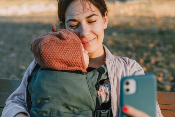 Kinderrechtsaktivistin plädiert dafür, "keine Kinderfotos im Netz" von Kindern unter 7 Jahren zu posten.